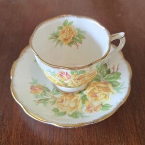 Royal Albert teacup and saucer "Tea Rose"